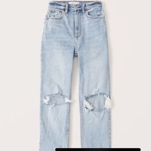 Abercrombie Ultra High Rise Straight Jean - 26/2 Short